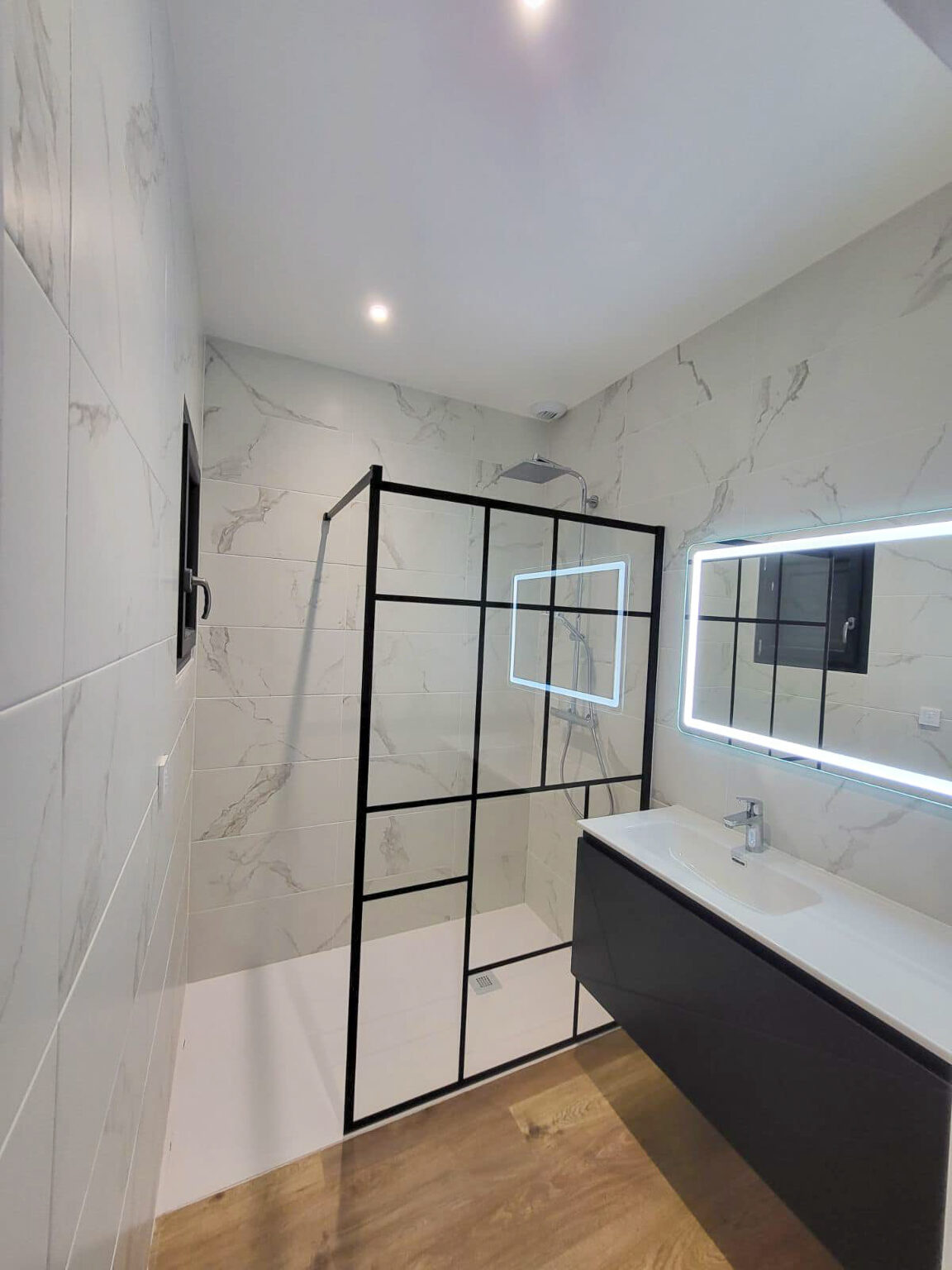 Douche à l'italienne en marbre rénovée par Arnaud Déco à Auterive