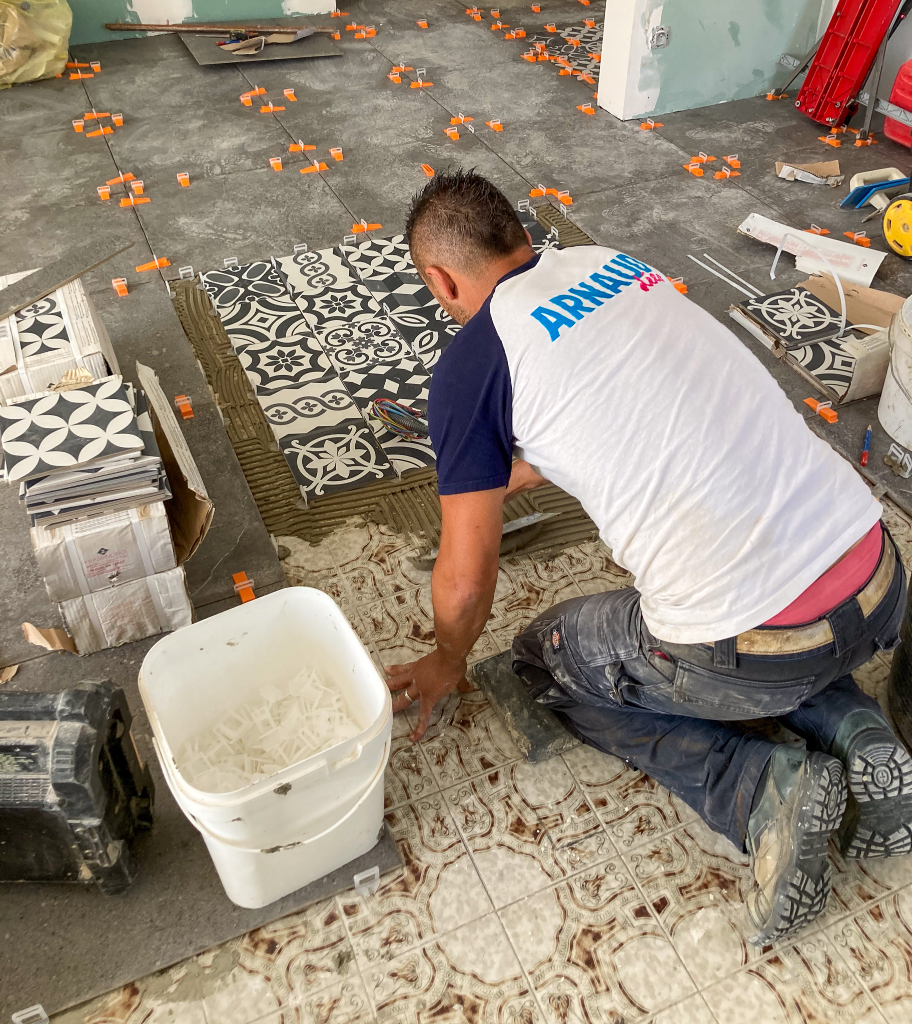 Arnaud Fajal, artisan rénovation, au travail sur un chantier de carrelage