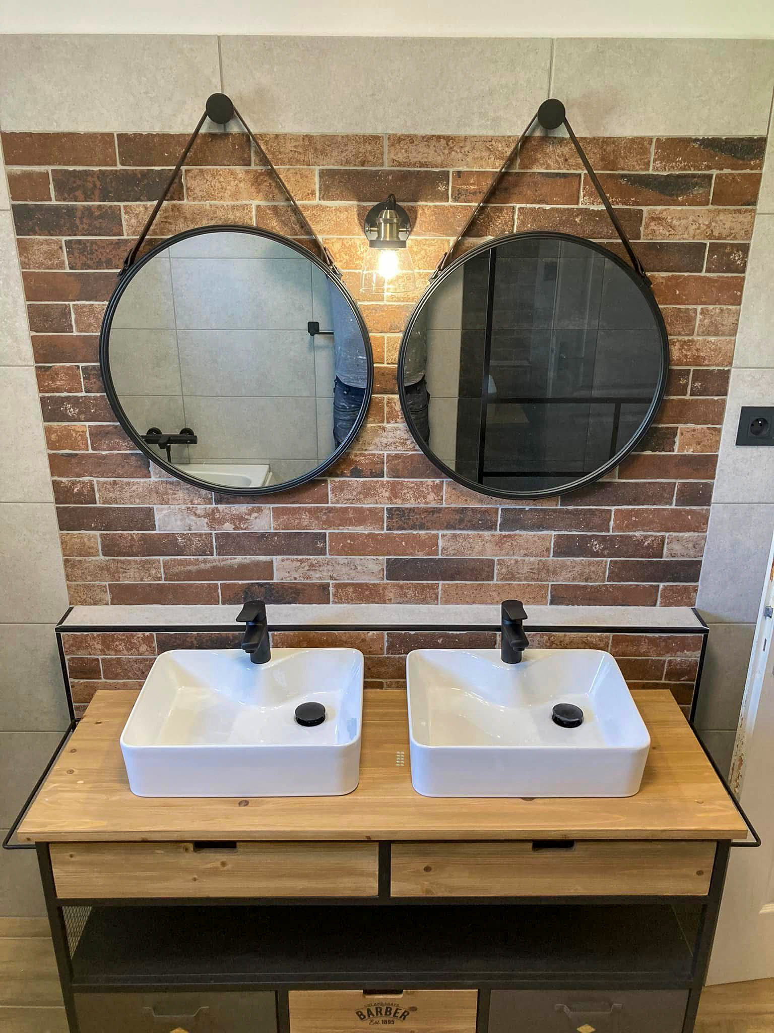 Double vasque et mur en brique — salle de bains rénovée par Arnaud Déco