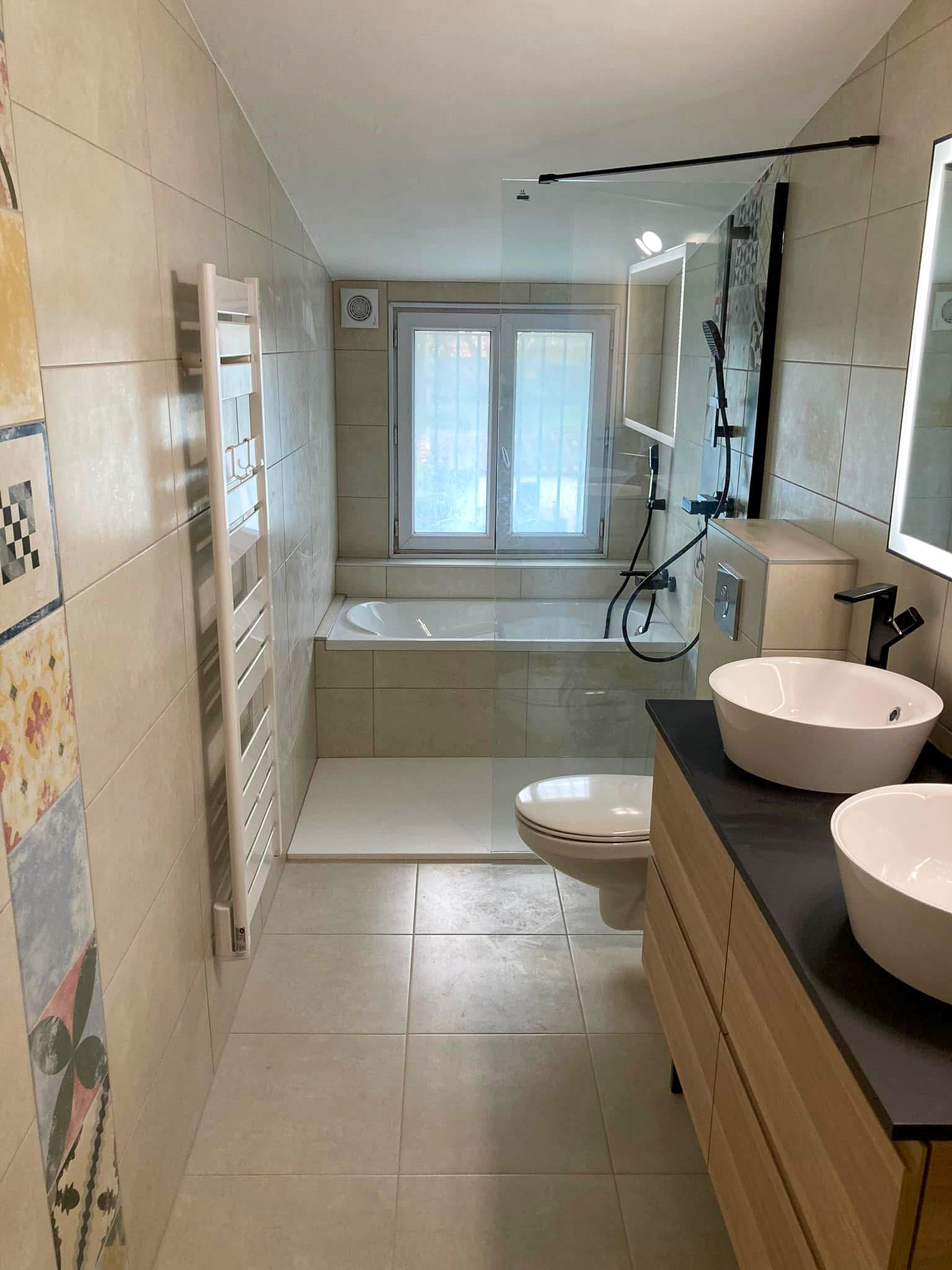 Salle de bains avec baignoire et vasque — Arnaud Déco